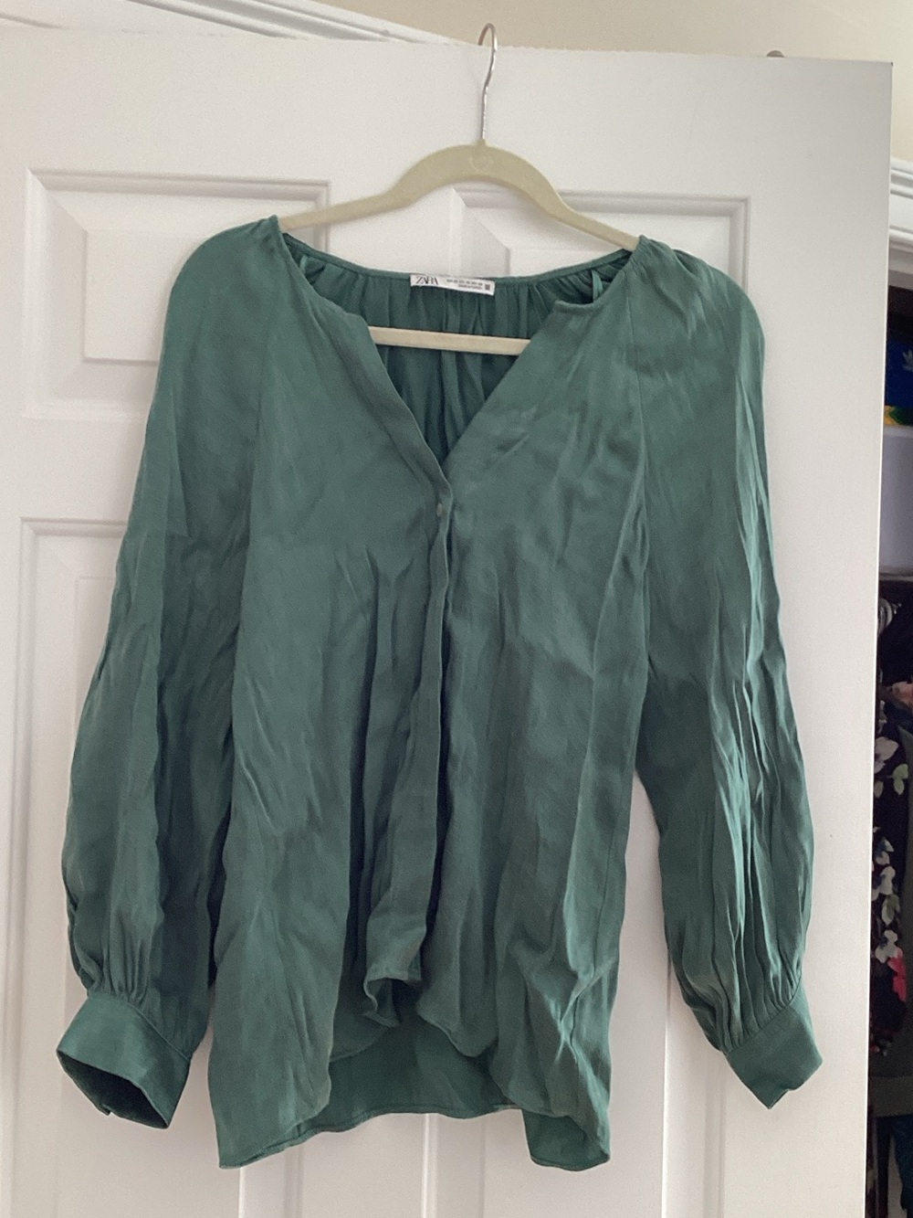Zara Blouse in Green Size Medium Like New
